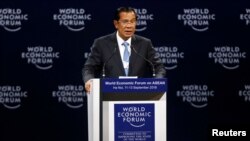 រូបឯកសារ៖ លោកនាយករដ្ឋមន្ត្រី ហ៊ុន សែន ថ្លែងនៅក្នុងកិច្ចពិភាក្សានៃវេទិកាសេដ្ឋកិច្ចពិភពលោកស្តីពីអាស៊ាន នៅទីក្រុងហាណូយ វៀតណាម កាលពីថ្ងៃទី១២ ខែកញ្ញា ឆ្នាំ២០១៨។