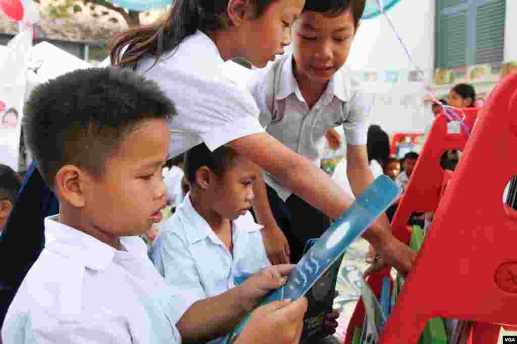 សិស្សានុសិស្ស​ ចូលរួមកម្មវិធីអានសៀវភៅ និងសកម្មភាពកំសាន្តផ្សេងៗ ក្នុងទិវាអំណានជាតិលើកទី២ នៅវិទ្យាស្ថានជាតិអប់រំ​ នាថ្ងៃទី ១១ ខែមីនា ឆ្នាំ ២០១៧​។ (ខាន់ សុគុំមនោ/VOA)