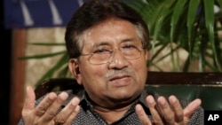 Mantan Presiden Pakistan Pervez Musharraf saat menggelar jumpa pers di Karachi, Pakistan, 31 Maret 2013 (Foto: dok). MA Pakistan memerintahkan mantan penguasa militer ini untuk hadir di pengadilan Selasa (9/4) atas tuduhan makar.