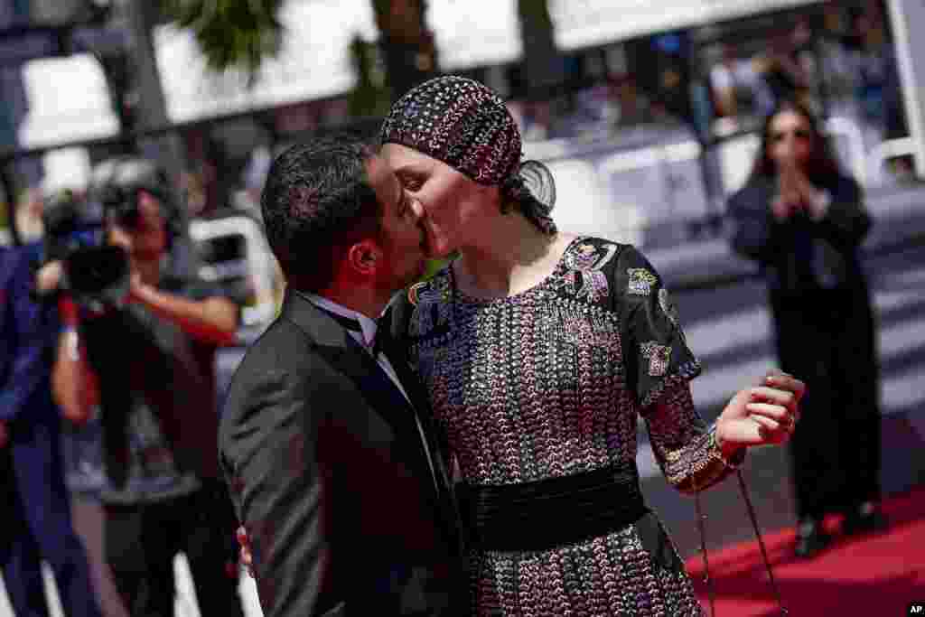 بوسه فرشته حسینی و نوید محمدزاده در مراسم فرش قرمز فیلم &laquo;برادران لیلا&raquo; در جشنواره کن (۴ خرداد ۱۴۰۱)