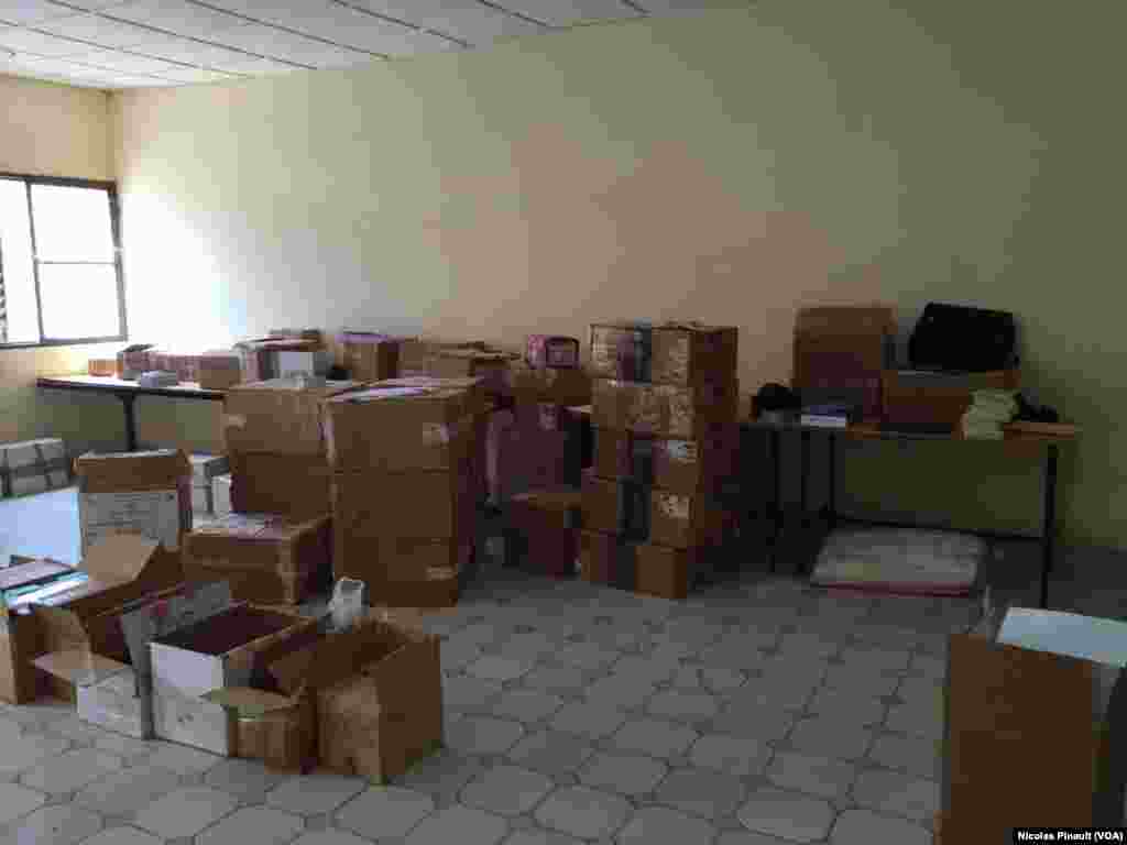 Le matériel électoral entreposé à la mairie du 5e arrondissement de Niamey va être distribué dans les bureaux de vote. (VOA/Nicolas Pinault)