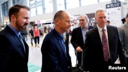 데이비드 스틸웰 미국 국무부 동아시아태평양 담당 차관보(가운데)가 11일 아시아 순방의 첫 일정으로 일본에 도착했다. 