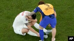 زیبایی فوتبال در همین است، یکی سرور از پیروزی و دیگری اشک آلود از باخت اما در نهایت به تسلای هم رفته و با هم دست می فشارند.