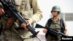 Tentara Turki melakukan penjagaan di pos pemeriksaan di wilayah antara Mardin dan Cizre di Turki tenggara (foto: dok). 