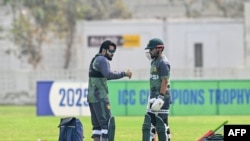 پاکستان ٹیم کے کپتان محمد رضوان اور سعود شکیل پریکٹس سیشن میں مصروف ہیں۔