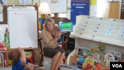 Ibu guru Laurie Gerard menggunakan iPad bersama murid-muridnya di taman kanak-kanak kota Auburn, negarabagian Maine (7/11).