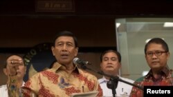 Menteri Koordinator Bidang Politik, Hukum dan Keamanan, Wiranto saat berbicara kepada media di Jakarta, 12 Juli 2017. (Foto: Antara via Reuters)