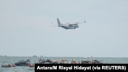 Sebuah pesawat TNI Angkatan Darat CN-235 terlihat dalam operasi pencarian dan penyelamatan penerbangan Sriwijaya Air SJ 182, di laut lepas pantai Jakarta, 14 Januari 2021. (Foto: Antara/M Risyal Hidayat via REUTERS)