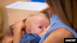 Seorang ibu sedang menyusui bayinya. (Foto:Ilustrasi/UNICEF)