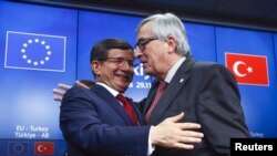 PM Turki Ahmet Davutoglu (kiri) dan Presiden Komisi Eropa Jean Claude Juncker di Brussels, Belgia akhir bulan lalu (foto: dok).