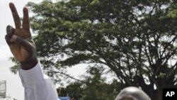 Ivory Cost President Laurent Gbagbo shows a peace sign at a rally in Abidjan, 26 Nov. 2010