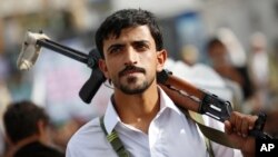 A Shi'ite rebel known as a Houthi attends a rally to mark Al-Quds (Jerusalem) day, in Sana'a, Yemen, July 10, 2015. 