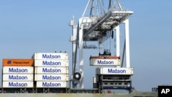 美国加州奥克兰港口正在装卸货柜。（2016年3月2日）