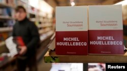 "Itoat" kitobi Parijdagi kitob do'konida