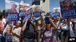 在以哈冲突中阵亡的以色列军人的家人5月5日举行示威，要求继续清剿哈马斯的战争努力。