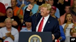 도널드 트럼프 대통령이 25일 사우스 캐롤라이나주에서 진행된 공화당 선거 유세에서 연설하고 있다. 