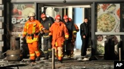 Regu penolong tiba di pasar swalayan "Maxima" yang dilaporkan ambruk atapnya di kota Riga, Latvia Kamis (21/11).