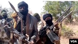 Des membres d'un gang de "bandits" avec des armes dans leur cachette dans la forêt du nord-ouest de l'État de Zamfara, au Nigéria, le 22 février 2021.