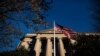 Bendera Amerika berkibar di luar Gedung Departemen Kehakiman AS di Washington, AS, 15 Desember 2020. (Foto: REUTERS/Al Drago)