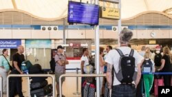 អ្នក​ទេសចរ​ជនជាតិ​អង់គ្លេស​ម្នាក់​មើល​ទៅ​តារាង​ព័ត៌មាន​ហោះហើរ​នៅ​ព្រលានយន្តហោះ​ក្រុង Sharm el-Sheikh ប្រទេស​អេហ្ស៊ីប​ នា​ថ្ងៃ​ទី០៧ ខែ​វិច្ឆិកា ឆ្នាំ​២០១៥។ 