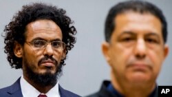 Ahmad Al Mahdi Al Faqi, à gauche, entre dans la salle du tribunal pour sa comparution initiale devant la CPI à La Haye -30/09/15