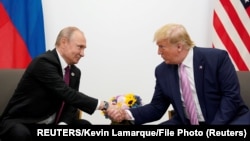 Vladimir Putin i Donald Trump tokom susreta na Samitu G20 u Osaki; arhivska fotografija (Foto: REUTERS/Kevin Lamarque/File Photo)