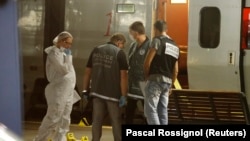 ប៉ូលិស​ស៊ើប​អង្កេត​បារាំង​ត្រួត​ពិនិត្យ​ស្វែង​រក​ភស្តុតាង​នៅ​លើ​រថភ្លើង​នៅ​ក្នុង​ក្រុង​ Arras ប្រទេស​បារាំង កាលពី​ថ្ងៃទី២១ ខែសីហា ឆ្នាំ២០១៥។