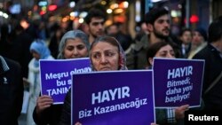 Supporters of the 'NO' vote, ("Hayir" in Turkish) participate in a protest against the referendum outcome in Istanbul, April 21, 2017. 