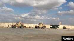 خودروهای نظامی سربازان آمریکایی در پایگاه هوایی عین الاسد در استان الانبار، عراق (آرشیو)