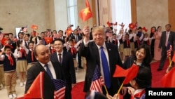 美国总统特朗普与越南总理阮春福在越南河内会面。（2019年2月27日）