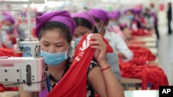 រូបឯកសារ៖ កម្មកររោងចក្រ​កម្ពុជាដេរ​​សម្លៀកបំពាក់​ក្នុង​រោងចក្រ​មួយ ក្នុង​តំបន់​សេដ្ឋកិច្ច​ពិសេស​ នៅ​ជាយ​រាជធានី​ភ្នំពេញ កាល​ពី​ថ្ងៃ​ពុធ​ ទី​២៣ ខែសីហា ឆ្នាំ​២០១៧។ 