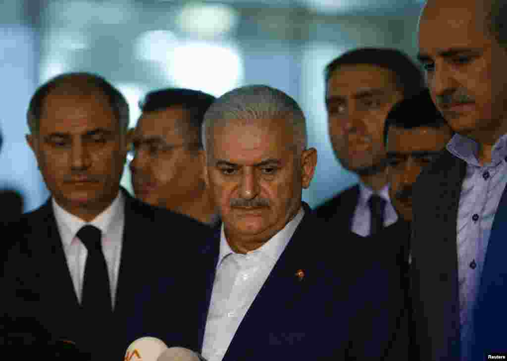 Perdana Menteri Turki Binali Yildirim (tengah) berbicara kepada wartawan didampingi Menteri Dalam Negeri Efkan Ala (kiri) di bandar udara Ataturk di Istanbul, Turki, menyusul sejumlah ledakan bom bunuh diri (29/6). (Reuters/Murad Sezer)