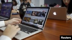 People work at the office of food-finder app Lozi in Hanoi, Vietnam, April 7, 2016. Vietnam's tech startups are emerging as a force to be reckoned with as foreign private equity funds bet the country's talented young brains will yield more successes. 