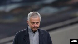Jose Mourinho parcourt la ligne de touche lors de l'UEFA Europa League ronde de 16 match de football aller-retour entre Tottenham Hotspur et Dinamo Zagreb au stade Tottenham Hotspur de Londres, le 19 avril 2021.