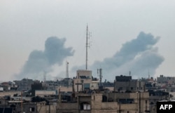 ภาพถ่ายท้องฟ้าเหนือเมืองคานยูนิสที่มีกลุ่มควันพวยพุ่งขึ้นมา ระหว่างการยิงถล่มโดยอิสราเอล เมื่อวันที่ 20 ก.พ. 2567