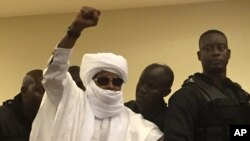 Hissène Habré, ancien dictateur du Tchad, lève son poing pendant la procédure judiciaire à Dakar, Sénégal, 30 mai 2016. (AP photo / Carley Petesch}
