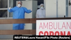 U petak u kosovskim opštinama Severna Mitrovica, Zvečan i Mališevo, koje su proglašene za teritoriju pod karantinom, stupa na snagu nova mera koja se odnosi na ograničeno kretanje. (Foto: Reuters)