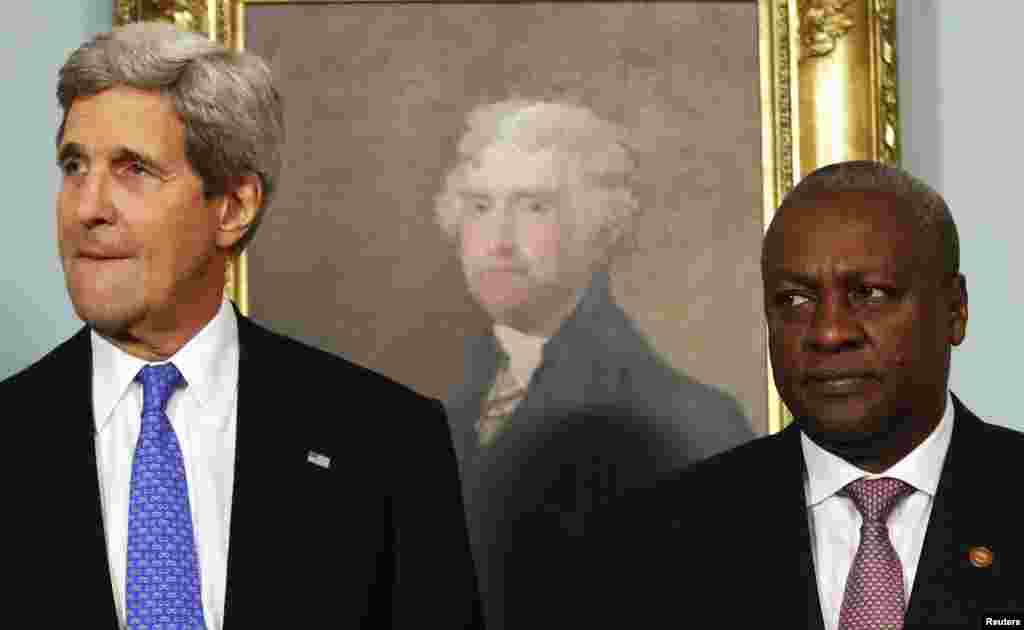 AQSh Davlat kotibi Jon Kerri (chapda) va Gana prezidenti Jon Dramani Mahama AQSh Davlat departamentida o&#39;tgan yig&#39;inda, Vashington, 5-avgust, 2014-yil.