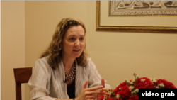 អ្នកស្រី Jane Bocklage ភារ​ធារី​នៃ​ស្ថាន​បេសកកម្ម​អចិន្ត្រៃយ៍​សហរដ្ឋ​អាមេរិក​ប្រចាំ​អគ្គលេខាធិការដ្ឋាន​អាស៊ាន ផ្ដល់​បទសម្ភាសន៍​អំពី​​ទំនាក់ទំនង​អាមេរិក​-អាស៊ាន​ និង​ការកើន​ឡើង​នៃ​ឥទ្ធិពល​ចិន​នៅ​ក្នុង​តំបន់​ បញ្ហា​នៃ​ប្រទេស​សមាជិក​អាស៊ាន​ និង​យុទ្ធសាស្ត្រ​ឥណ្ឌូ​ប៉ាស៊ីហ្វិក​របស់​លោក​ប្រធានាធិបតី​ ដូណាល់​ ត្រាំ​ កាល​ពី​ថ្ងៃ​ទី​២​ ខែ​មីនា​ ឆ្នាំ​២០១៨​ នៅ​រាជធានី​ភ្នំពេញ។ (រូប​screenshot ពី​វីដេអូ)