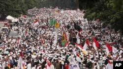 Puluhan ribu muslim garis keras menggelar protes setelah salat Jumat dan berdemonstrasi di depan istana presiden, Jakarta, 4 November 2016. (AP Photo/Achmad Ibrahim)