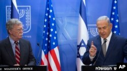 លោក​នាយករដ្ឋមន្ត្រី​អ៊ីស្រាអែល Benjamin Netanyahu (រូប​ស្តាំ) ថ្លែង​ជាមួយ​នឹង​លោក John Bolton ទីប្រឹក្សា​ផ្នែក​សន្តិសុខ​ជាតិ​របស់​សហរដ្ឋអាមេរិក នៅ​ក្នុង​កិច្ចប្រជុំ​មួយ​នៅ​ក្នុង​ក្រុង Jerusalem កាលពី​ថ្ងៃទី២០ ខែសីហា ឆ្នាំ២០១៨។