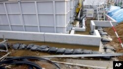 Foto yang dirilis oleh Tokyo Electric Power Co. (TEPCO) ini memperlihatkan air yang terkontaminasi zat radioaktif yang bocor dari tanki penyimpanan air di PLTN Fukushima di Okuma, Fukushima (20/2).