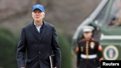 Presiden AS Joe Biden tiba di Gedung Putih, Washington, pada 6 Februari 2023, setelah menghabiskan akhir pekan di Camp David. (Foto: Reuters/Jonathan Ernst)