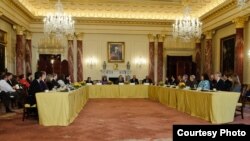 Participants of the 'Open Book' project launch chaired by outgoing US Secretary of State Hillary Clinton at the State Department in Washington, DC, January 28, 2013 (Courtesy - Arab League Office).