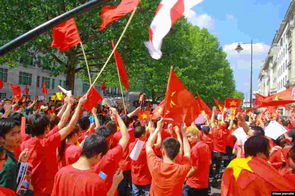 Demonstrasi anti-China di depan di depan Kedutaan Besar China di London (18/5).