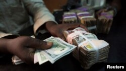 Dan kasuwa yana canja Dala da Naira a Legas