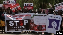 រូប​ឯកសារ៖ បាតុករ​នាំ​តវ៉ា​នៅ​តាម​ដង​ផ្លូវ​ក្នុង​ក្រុង Blantyre ប្រឆាំង​នឹង​ការ​កើនឡើង​ការ​បំពាន​ផ្លូវភេទ​ទៅ​លើ​កុមារី និង​ស្ត្រី​ក្នុង​ប្រទេស​ម៉ាឡាវី កាល​ពី​ខែ​វិច្ឆិកា។ 