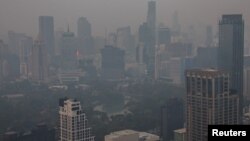 ទិដ្ឋភាពទីក្រុងបាងកកស្ថិតនៅក្រោម​ឥទ្ធិពល​នៃ​ខ្យល់កង្វក់ ក្នុងប្រទេសថៃ កាលពីថ្ងៃទី១៥ ខែកុម្ភៈ ឆ្នាំ២០២៤។ 