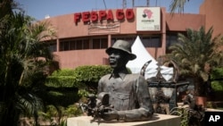 Une statue de Paulin Soumanou Vieyra, considéré comme l'un des pères fondateurs du cinéma africain, au siège du Fespaco à Ouagadougou, au Burkina Faso, le vendredi 24 février 2023.