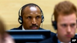 Bekas pemimpin pemberontak Kongo, Bosco Ntaganda (belakang) saat menghadiri sidang di pengadilan ICC di Den Haag (2/9).